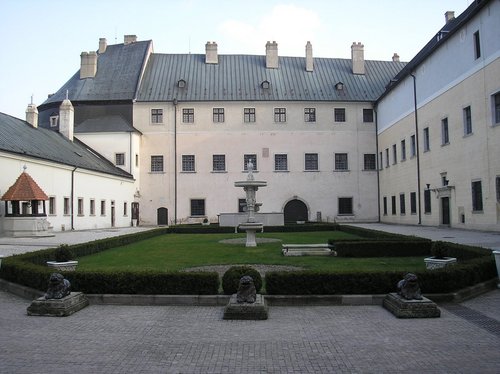 Patio de armas del castillo Červený Kameň